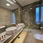 Ma Pe Luxury Split