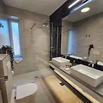 Ma Pe Luxury Split