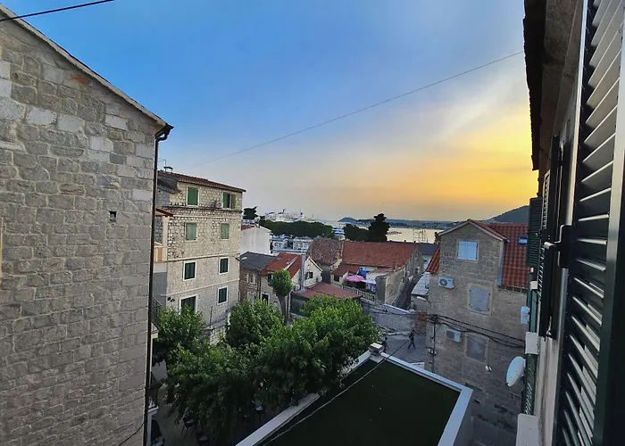 Ma Pe Luxury ספליט